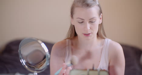 maquilladora femenina que ejecuta un curso de maquillaje en línea que se transmite en las redes sociales 2