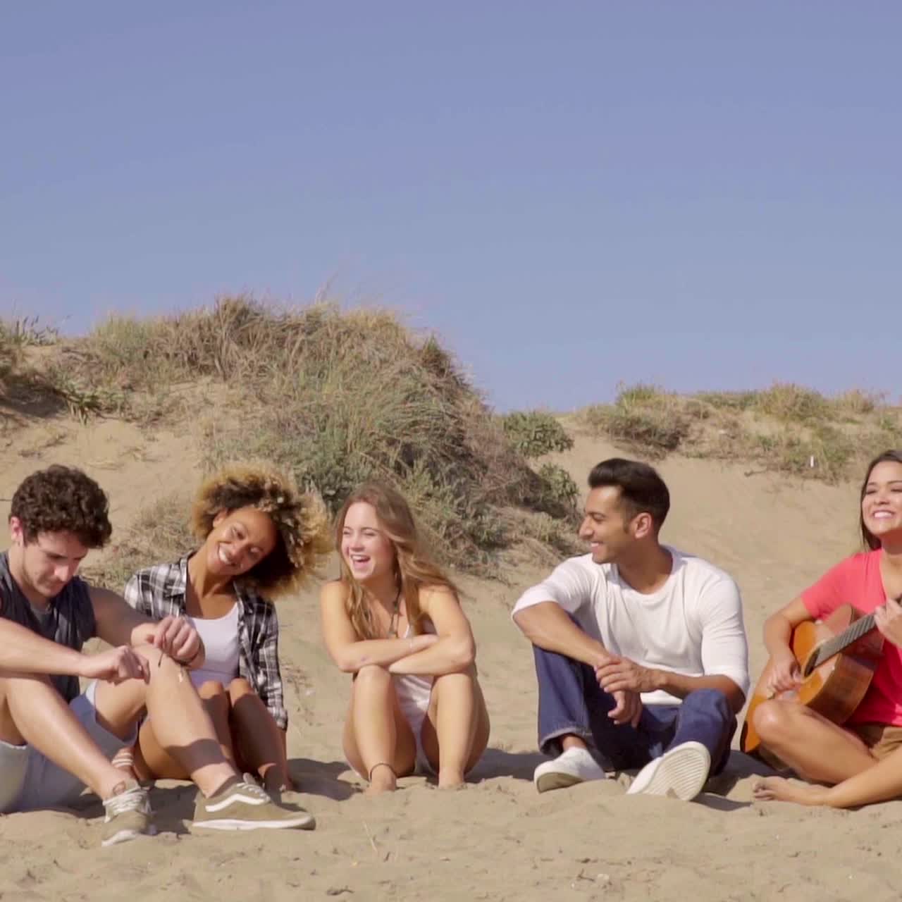 Amici che ascoltano chitarra acustica