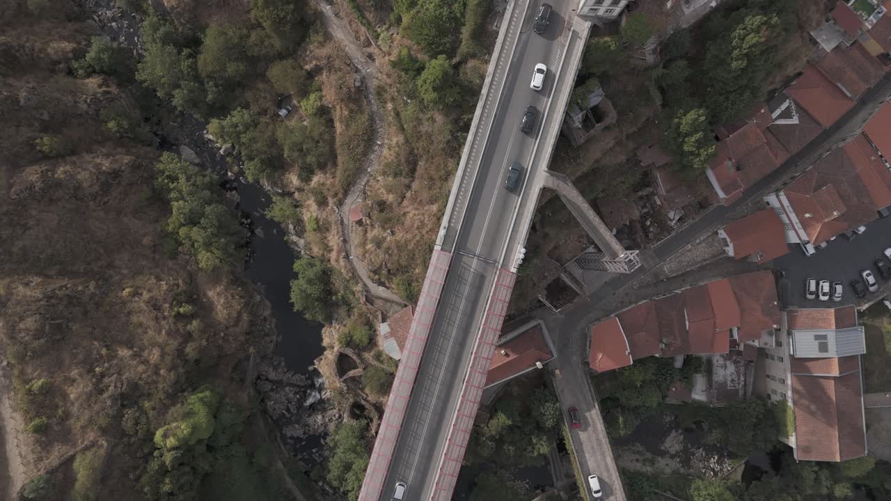 Auto sul ponte sopra il fiume