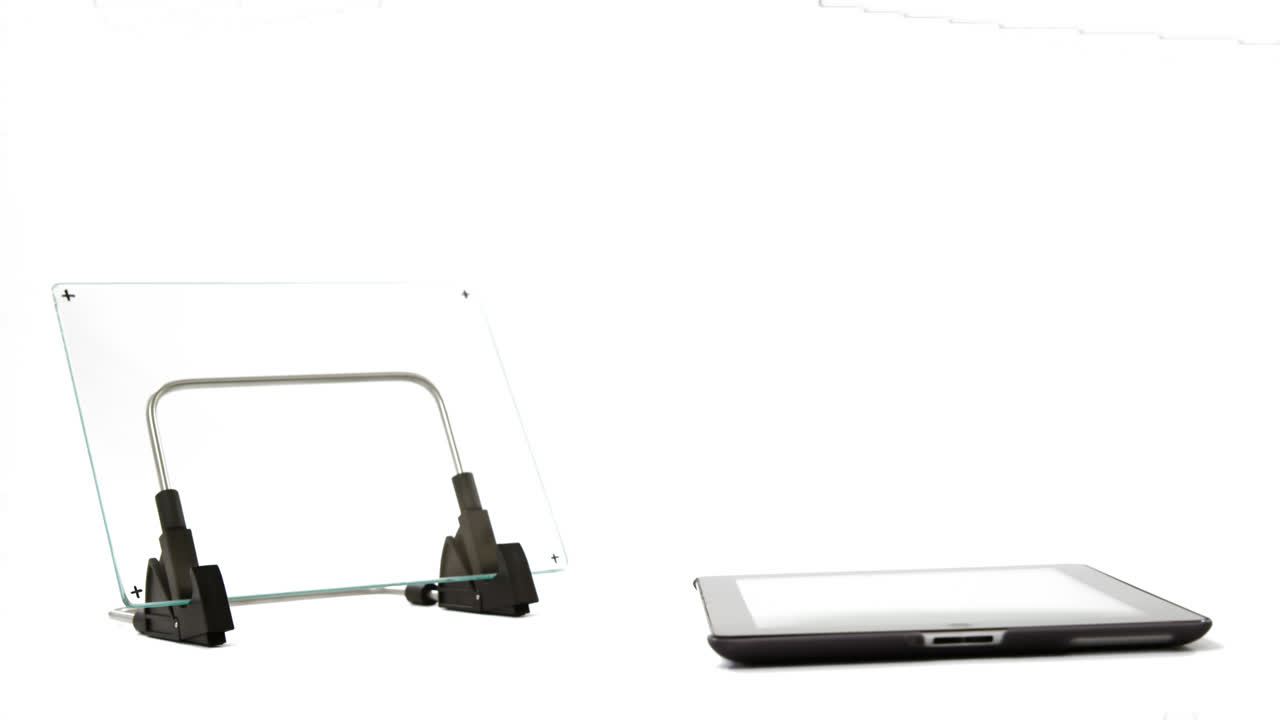 primer plano de vidrio en un soporte digital con una tableta digital