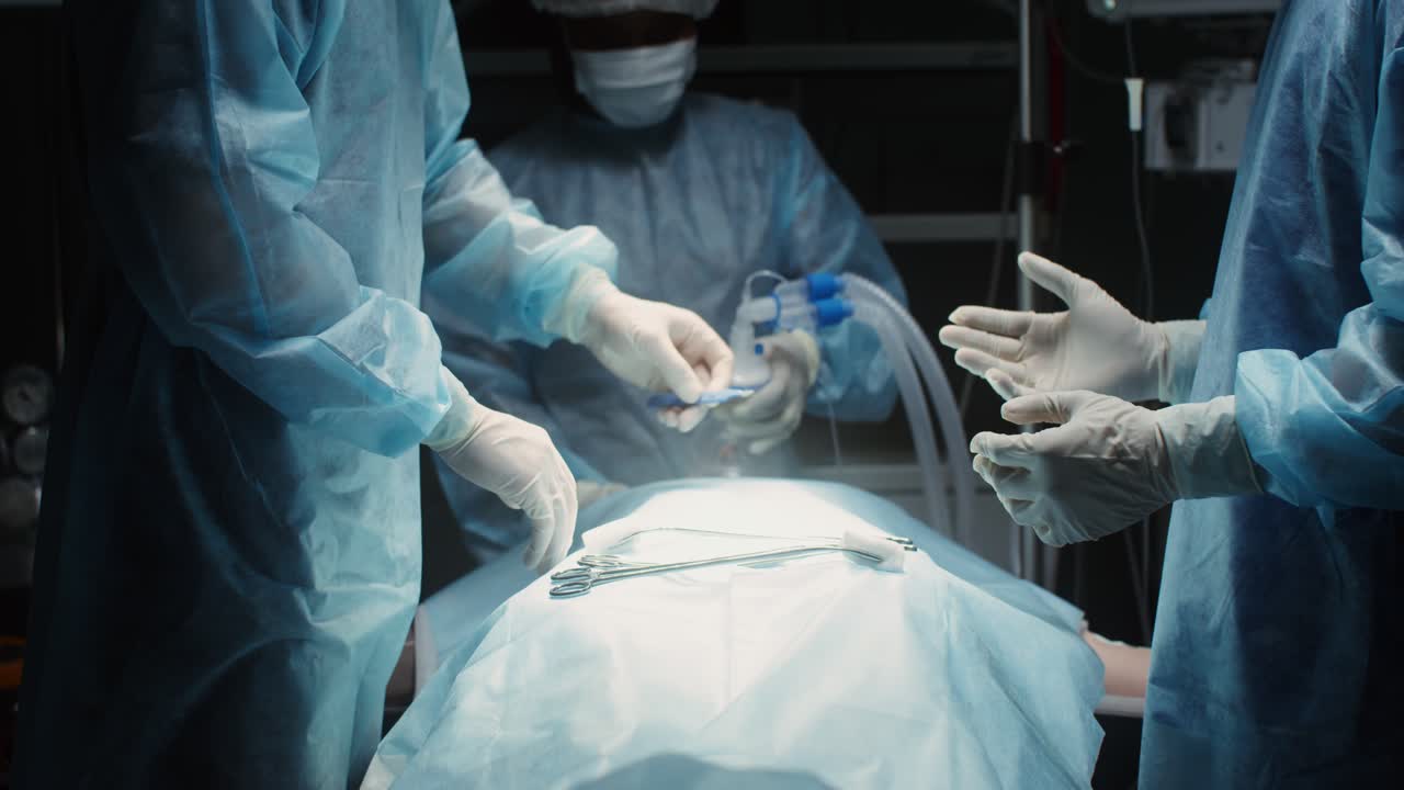 procedimiento quirúrgico en una sala de operaciones