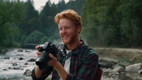 fotógrafo olhando fotos na câmera