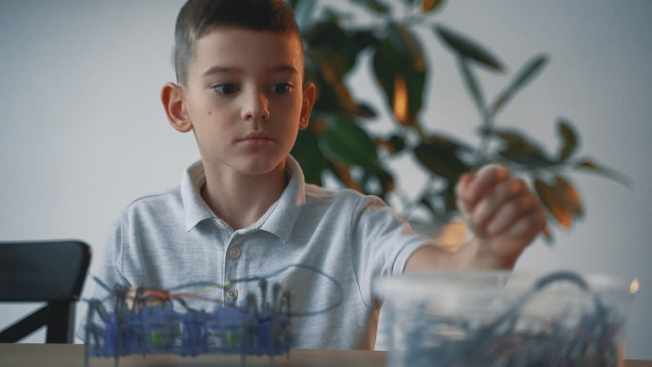 niño construyendo un robot