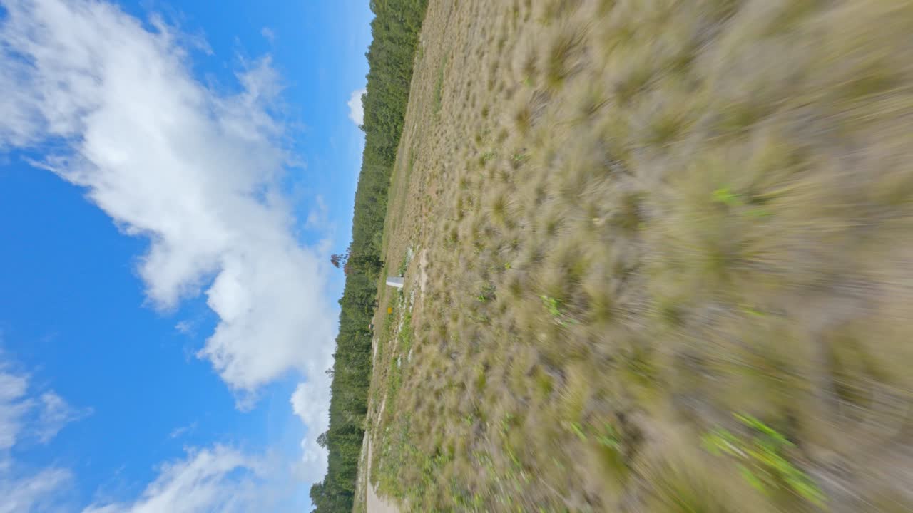 drone pov hacia valle nuevo monumento al coronel caamano en republica dominicana