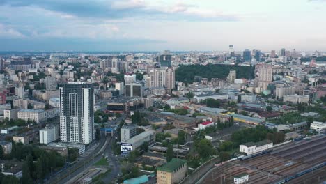 Vista-Aérea-Del-Horizonte-De-Kiev,-Ucrania-Con-Vías-Férreas-Y-Calles-Concurridas-A-La-Vista