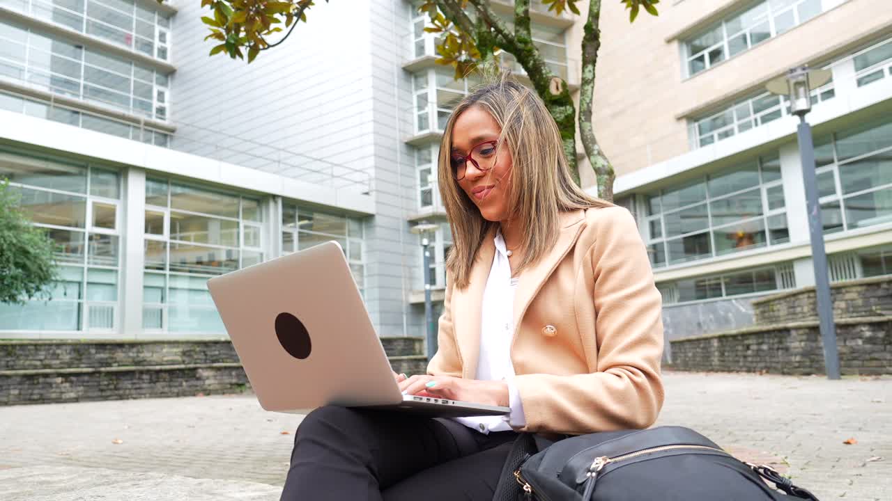 mujer trabajando en la computadora portátil al aire libre