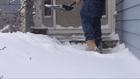 Después-De-Limpiar-La-Nieve,-Un-Hombre-Regresa-Para-Calentarse-Y-Tomar-Una-Taza-De-Café