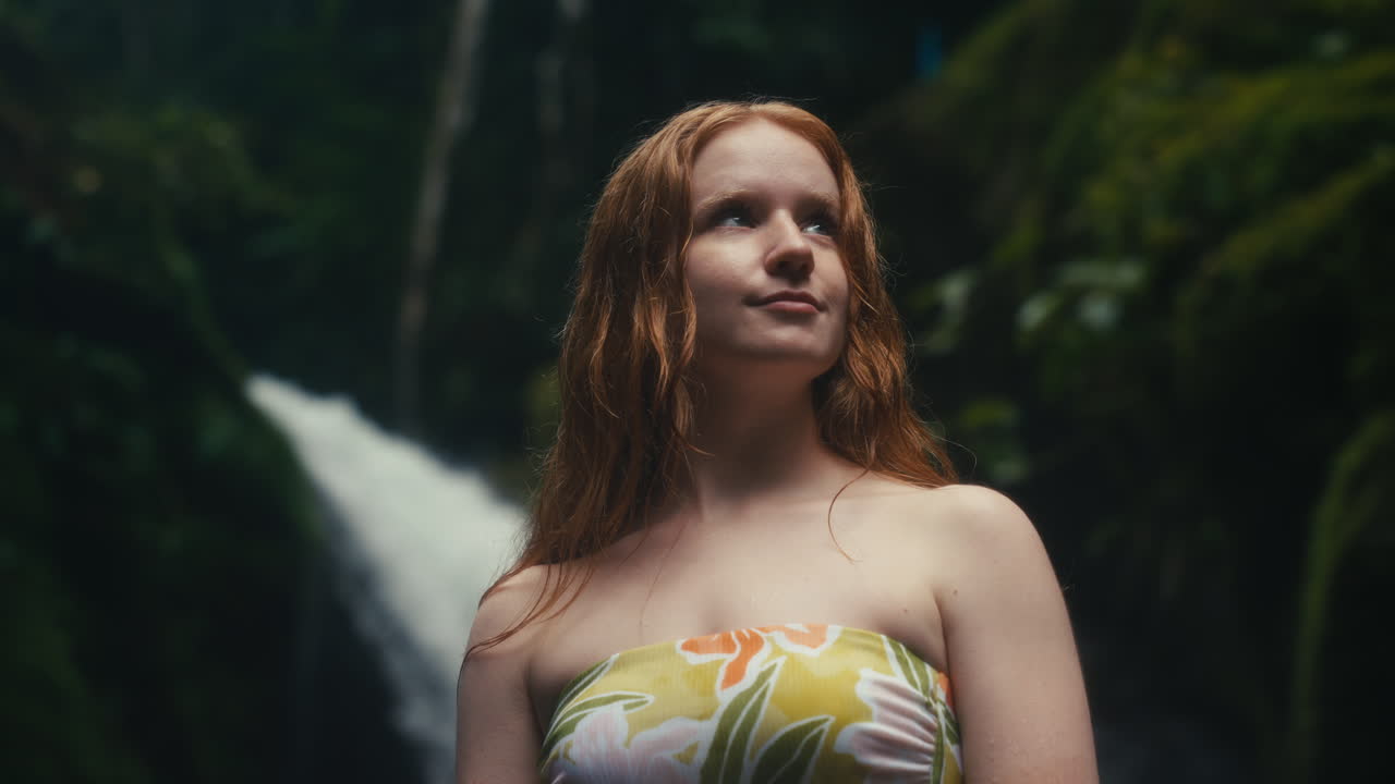 Rothaarige Frau in der Natur