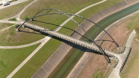 Antena-Del-Puente-Sobre-El-Pantano-De-Búfalo-En-Houston,-Texas