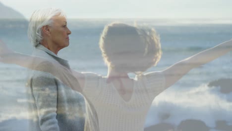 mujer vieja caminando en una playa 4k