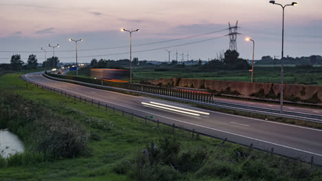 Zeitraffer-Einer-Autobahn-Während-Eines-Tag-Nacht-Übergangs