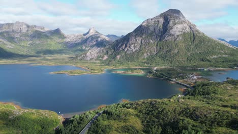 Vista-Aérea-De-Fiordos,-Naturaleza-Y-Camino-Panorámico-En-Molnarodden,-Islas-Lofoten,-Noruega---4k-Dando-Vueltas