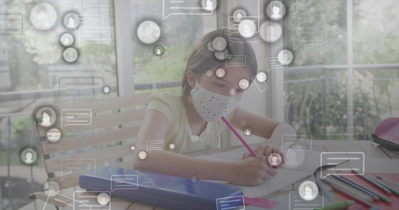 Ragazza in età scolare che, dopo aver ricevuto l'indicazione per i compiti, scrive frasi su un quaderno con testo animato che scorre.