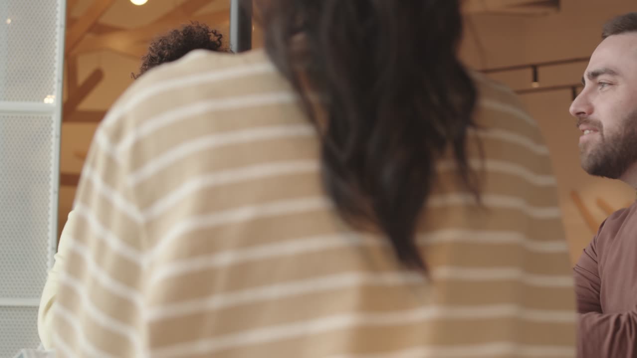 다양한 친구들이 식당에서 이야기하고 있습니다.