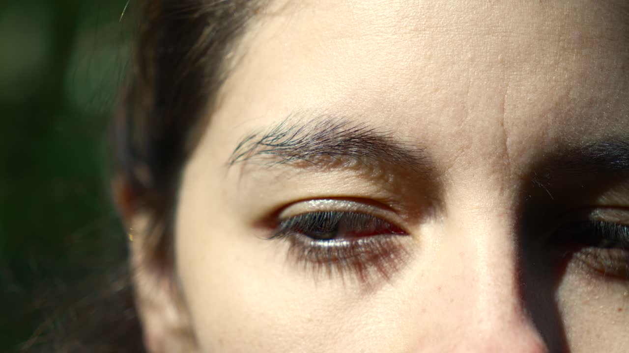 mujer joven de cerca ojos verdes azules, cara limpia sin maquillaje, cejas normales