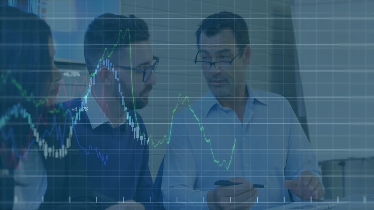 animação de processamento de dados financeiros sobre dois empresários diversos discutindo no escritório.