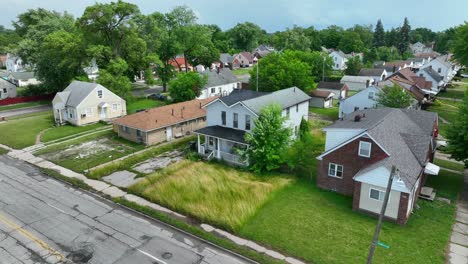 Overgrown-lawn-and-landscaping-at-abandoned-house-in-USA