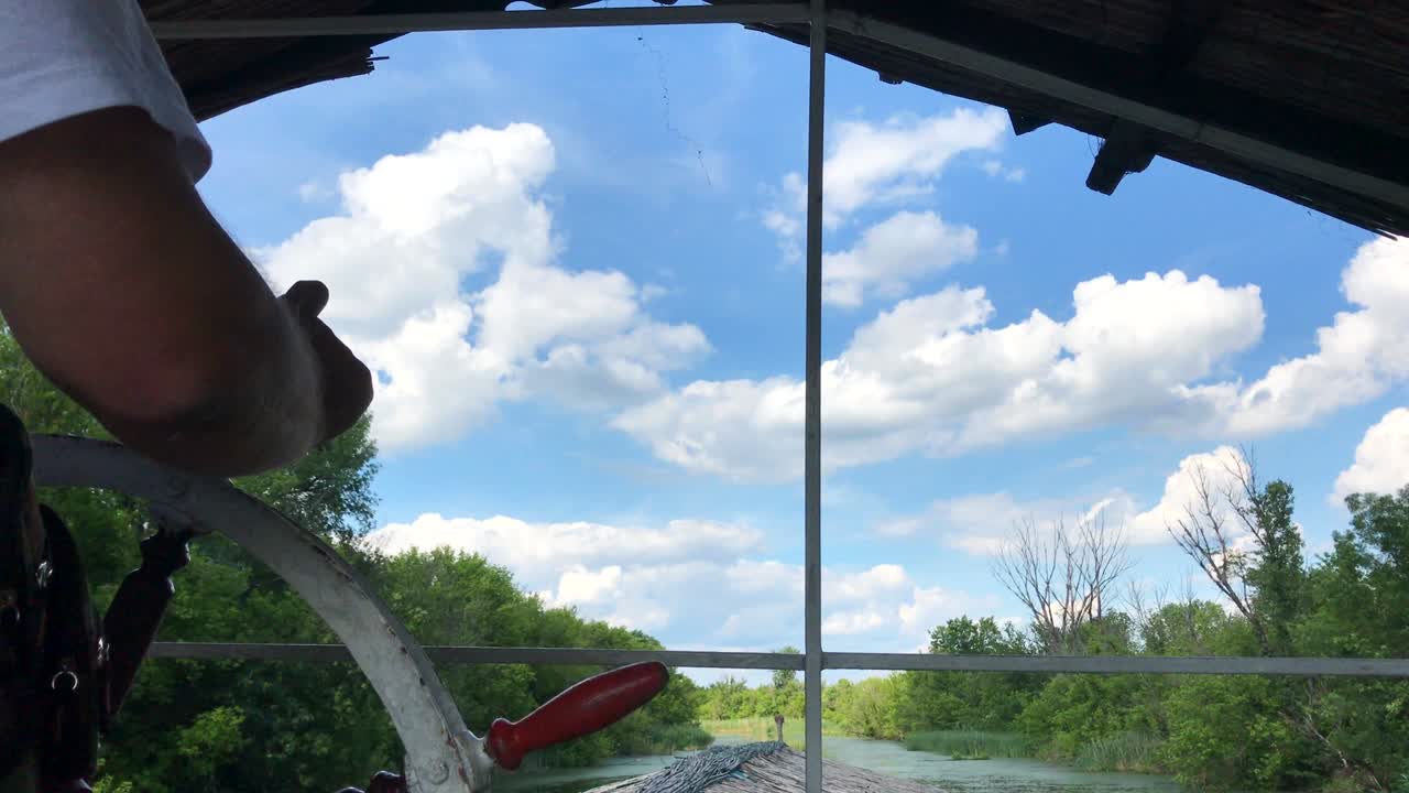 습지 호수 에서 항해 하는 배