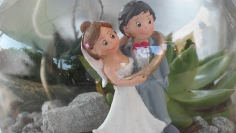 Figura-De-Novia-Y-Novio-Con-Anillo-De-Bodas-En-Un-Vaso