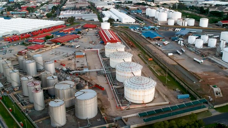 Deposito di carburante e serbatoi visti da un drone.