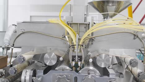 video de 4k de una máquina nutracéutica que procesa y fabrica vitaminas y minerales en una cinta transportadora