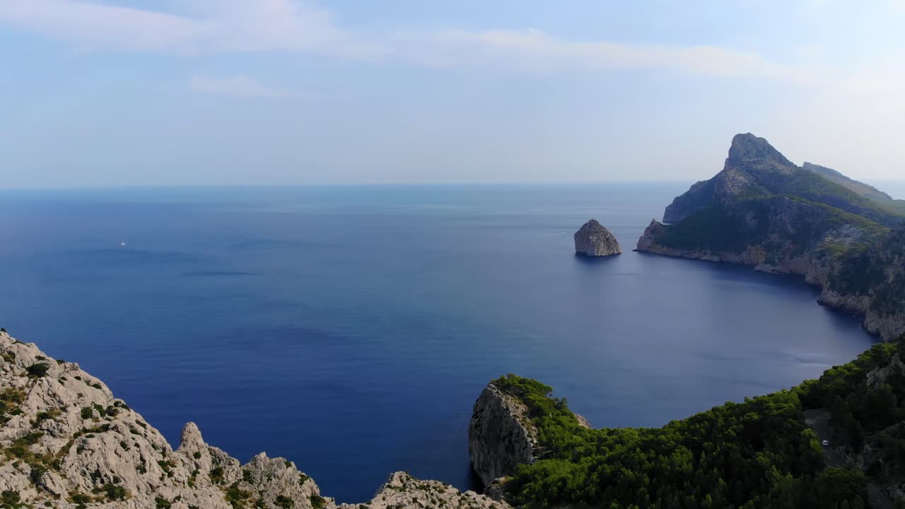 vista panorámica aérea de cap de formentor con un vasto océano azul tranquilo en el fondo