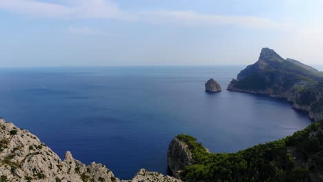 Vista-Panorámica-Aérea-De-Cap-De-Formentor-Con-Un-Vasto-Océano-Azul-Tranquilo-En-El-Fondo