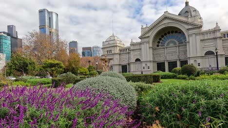 edificio de exposiciones reales en melbourne con jardines