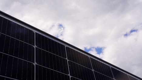 Tiembla-De-Un-Panel-Solar-Con-El-Tiempo-Pasando-Nubes