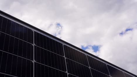 tiembla de un panel solar con el tiempo pasando por las nubes