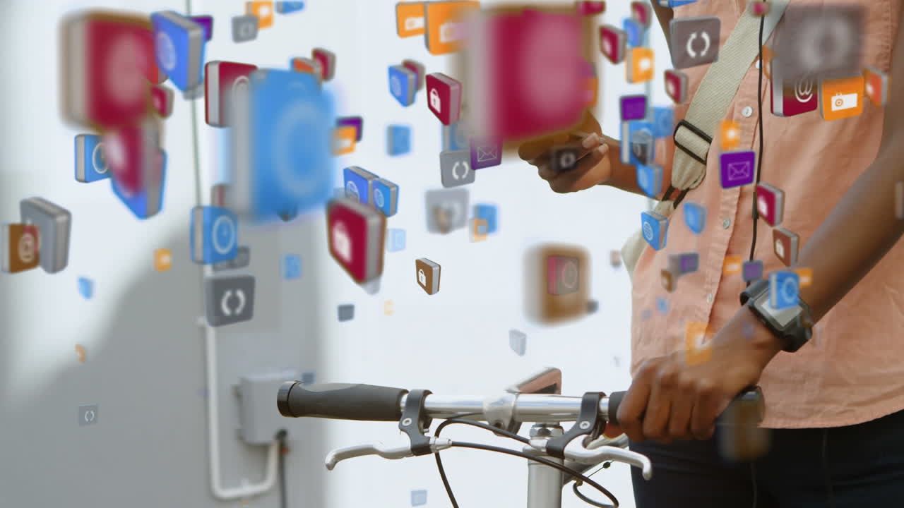 hombre usando un teléfono móvil con diferentes iconos.