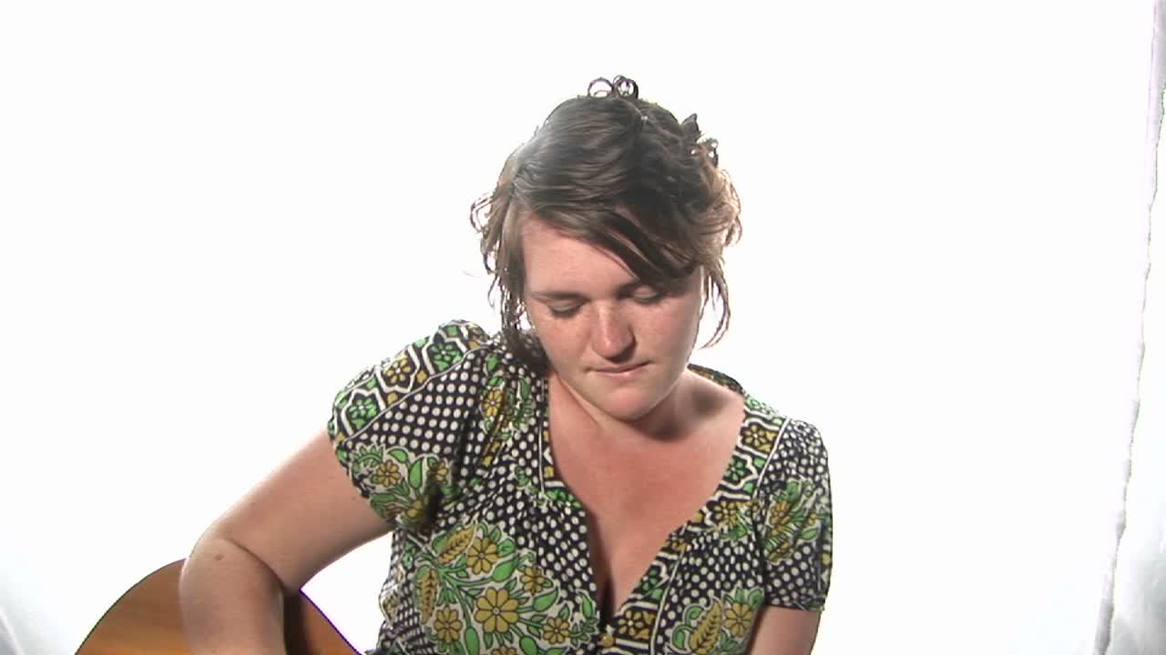 una chica toca la guitarra