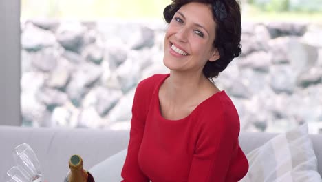 mujer sosteniendo un vaso de champán