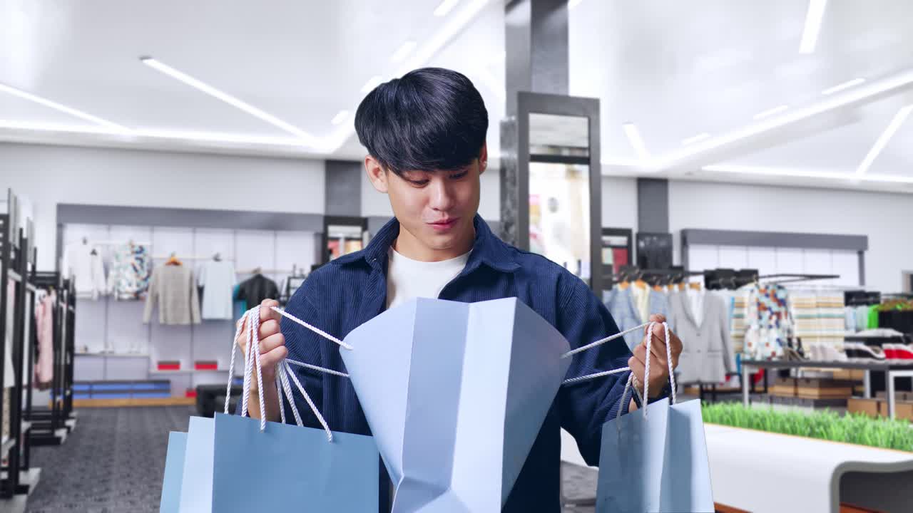 소매점 에서 쇼핑 하는 흥분 한 사람