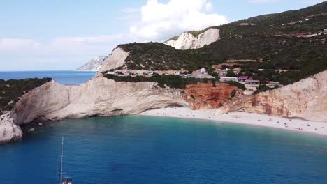 Playa-De-Porto-Katsiki-Y-Acantilado-Blanco-En-La-Isla-De-Lefkada,-Grecia---Antena