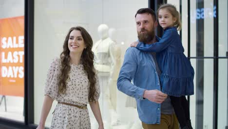 handheld video of family shopping at the mall