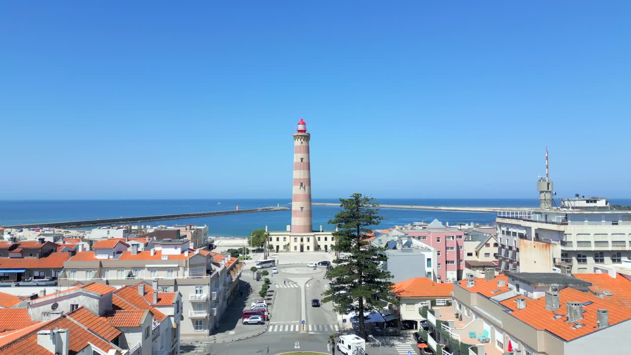faro costero cerca del mar integrado en la ciudad