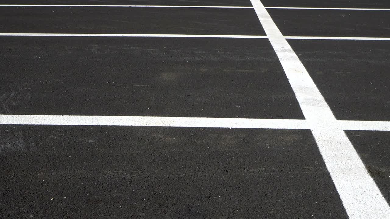 주차장 에 있는 주차장 들 은 색 선 으로 표시 되어 있다