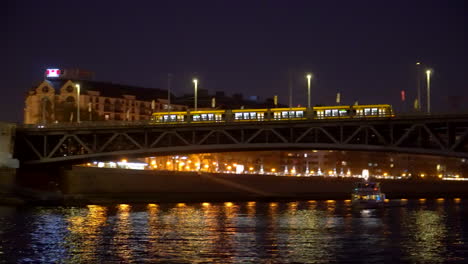 Budapester-Parlament-Und-Die-Donau-Bei-Nacht