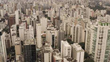 fotografía aérea de aves que muestra torres y edificios abarrotados en el centro de são paulo, brasil