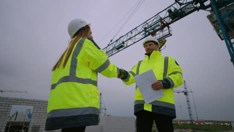 Bauingenieurin-Und-Vorarbeiterin-Schütteln-Sich-Auf-Der-Baustelle-Die-Hand.-Architektin-Und-Bauunternehmerin