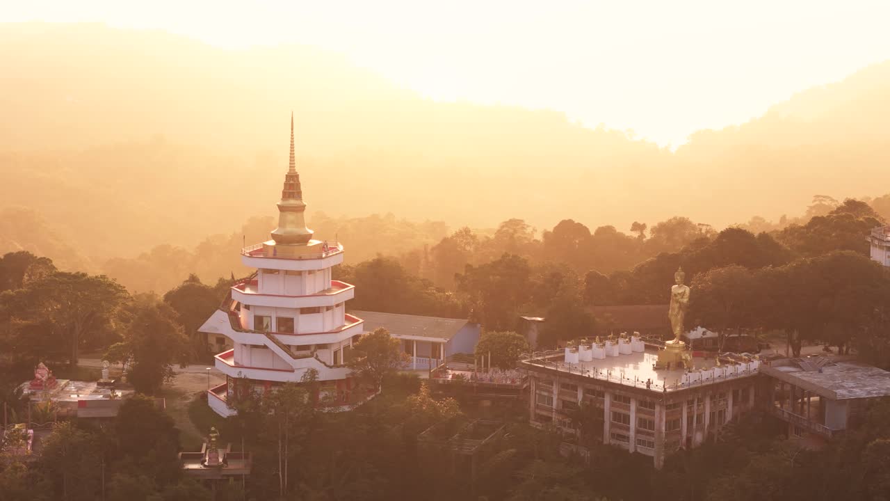 Droneflyvning omkring Wat Teepangkorn på Koh Samui ved solnedgang (4 af 5).