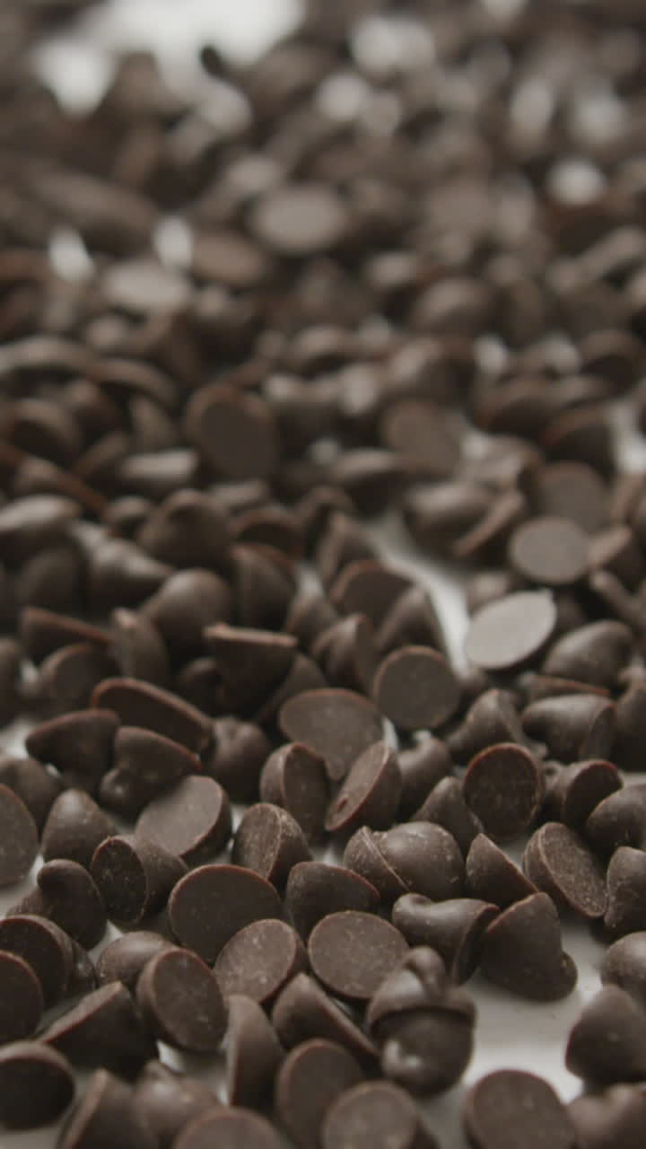 ⁇ 색 배경 위에 여러 초콜릿  ⁇ 의 클로즈업 비디오