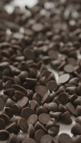 video de primer plano de varios trozos de chocolate sobre un fondo blanco