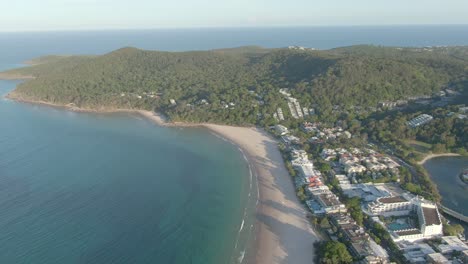 Hermosa-Toma-Aérea-De-La-Punta-De-Noosa-Y-La-Playa-Principal,-Noosa-Heads,-Queensland,-Australia