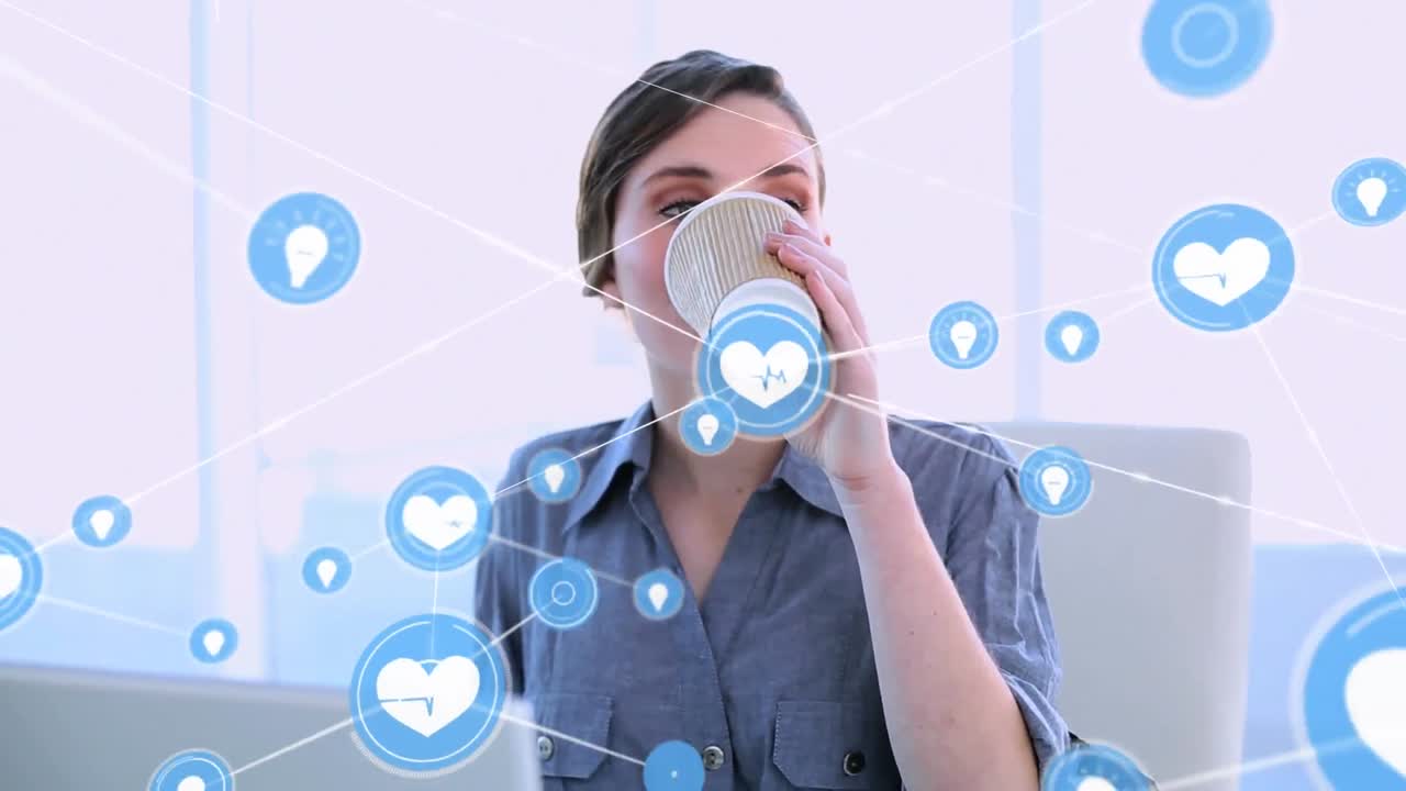 animación de iconos conectados sobre hermosa mujer caucásica trabajando café mientras trabaja en la computadora portátil