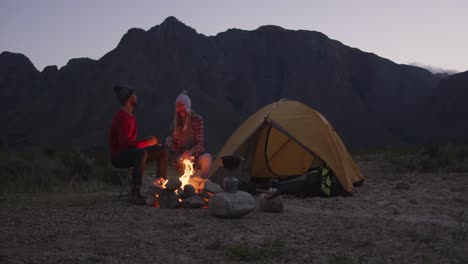 pareja caucásica acampando en la naturaleza por la noche