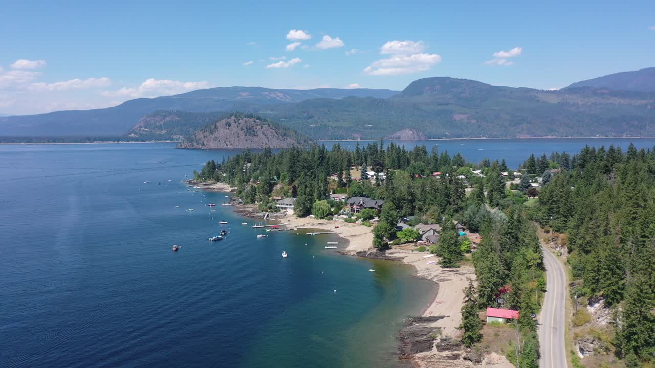por encima de chase y el pequeño lago shuswap: experiencia aérea de la serenidad del pueblo