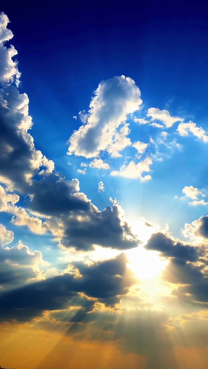 Luce solare che filtra attraverso le nuvole in un cielo azzurro