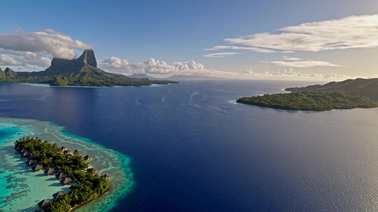 Luftfoto af Bora Bora-øen med vandbungalows og majestætiske bjerge